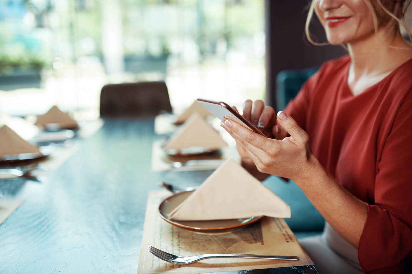 checklist para alimentação, uma mulher aplicando um checklist no aplicativo SULTS