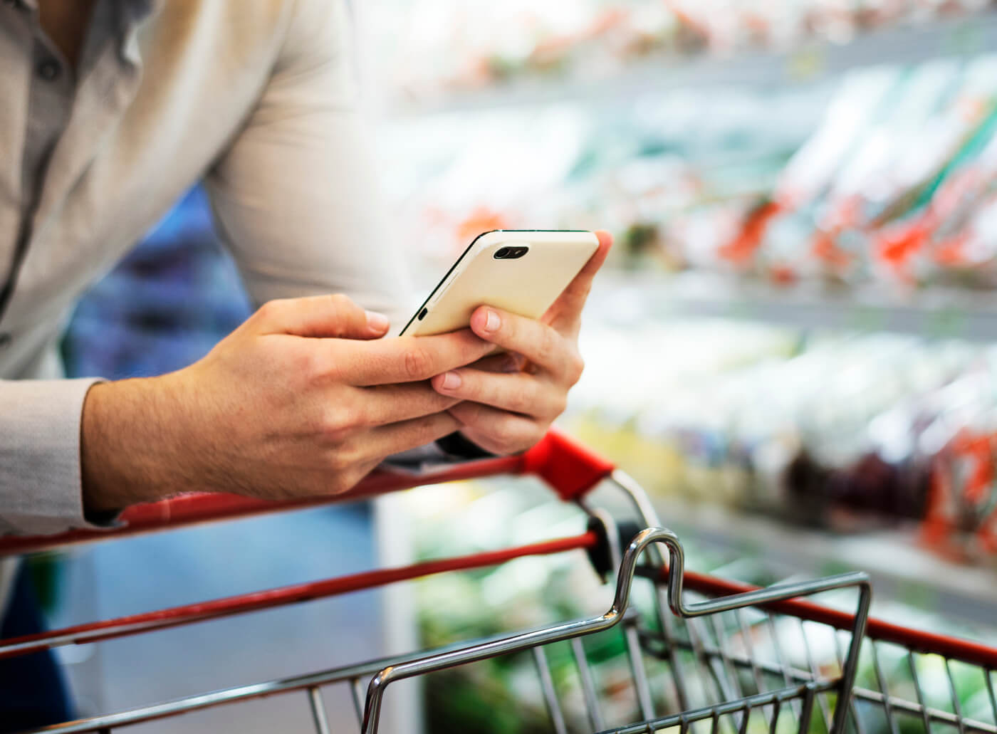 checklist para alimentação, uma mulher aplicando um checklist no aplicativo SULTS