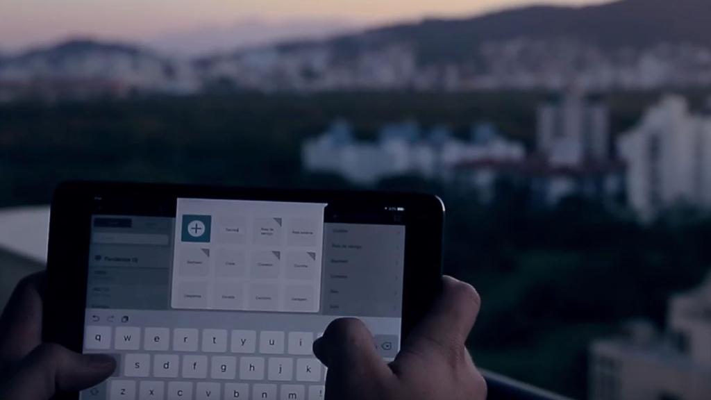 SULTS - Mechendo tablet Pessoa mechendo em um tablet