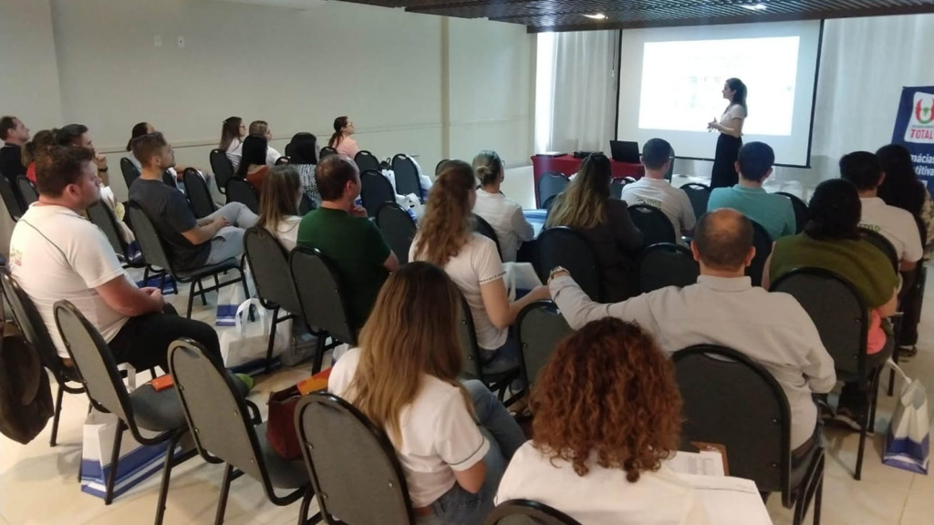 Diversas pessoas assistindo palestra