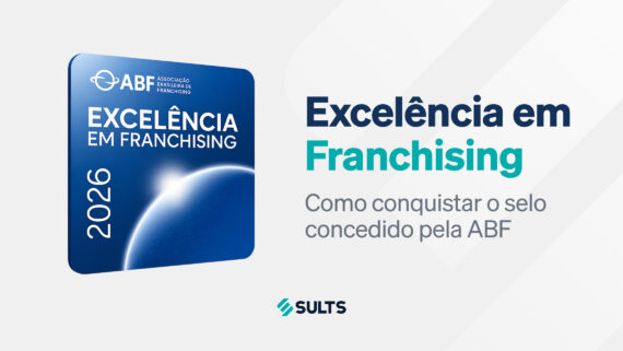 Banner gráfico com fundo em tons de cinza claro. À esquerda, destaca-se a placa azul do 'Selo de Excelência em Franchising 2026' da ABF, com o desenho de um horizonte iluminado. À direita, o título 'Excelência em Franchising', onde a palavra 'Franchising' e o logotipo da SULTS no rodapé estão aplicados na cor verdigris. Logo abaixo, o subtítulo 'Como conquistar o selo concedido pela ABF'. A imagem ilustra o guia sobre os critérios de avaliação, a auditoria e as boas práticas para redes de franquias obterem a principal chancela do mercado brasileiro.