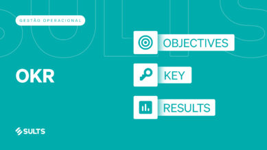 Banner gráfico didático com fundo totalmente preenchido na vibrante cor verdigris e letras translúcidas sutis ao fundo. À esquerda, destaca-se a tag 'Gestão Operacional', o grande título em branco 'OKR' e o logotipo da SULTS no rodapé. À direita, três caixas brancas horizontais desconstroem a sigla com ícones e textos na cor verdigris: um alvo para 'OBJECTIVES', uma chave para 'KEY' e um gráfico de barras para 'RESULTS'. A arte ilustra perfeitamente o framework de metas, conectando a teoria ao guia prático sobre como alinhar objetivos aspiracionais a resultados mensuráveis.