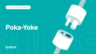Banner gráfico didático com fundo totalmente preenchido na vibrante cor verdigris e letras translúcidas sutis. À esquerda, destaca-se a tag 'Gestão Operacional', o grande título em branco 'Poka-Yoke' e o logotipo da SULTS no rodapé. À direita, uma ilustração minimalista em branco exibe um plugue e uma tomada com pinos geométricos assimétricos, desenhados para se encaixarem de uma única maneira correta. A arte ilustra o conceito físico do método de mistake-proofing, conectando-se ao guia prático sobre como projetar processos à prova de erros, reduzir desperdícios e eliminar o retrabalho na operação.