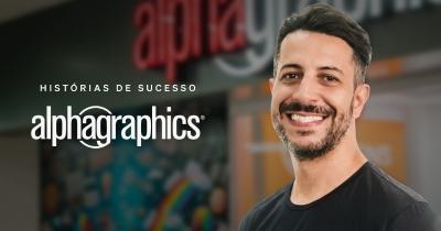 Arte do case da AlphaGraphics com o logotipo da marca, o título Histórias de sucesso e Michel Ilyan em frente a uma loja da rede