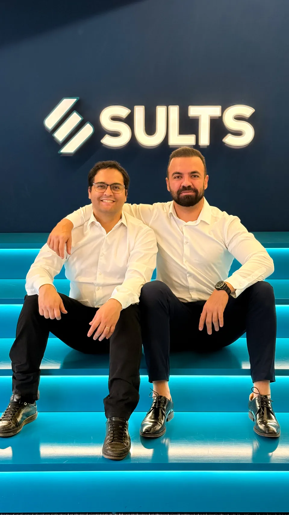 Willer Paim Matayoshi (CTO), à esquerda, e Rodrigo Caetano Silva (CEO), à direita, fundadores da SULTS, na sede em Uberaba