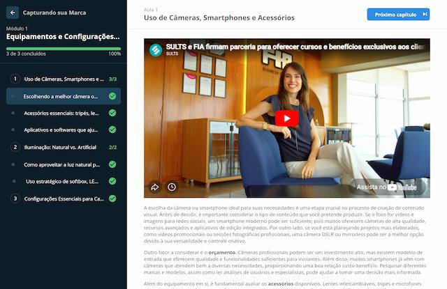 Tela de aula da Universidade Corporativa da SULTS com videoaula, trilha de módulos com progresso, texto complementar e navegação por capítulos