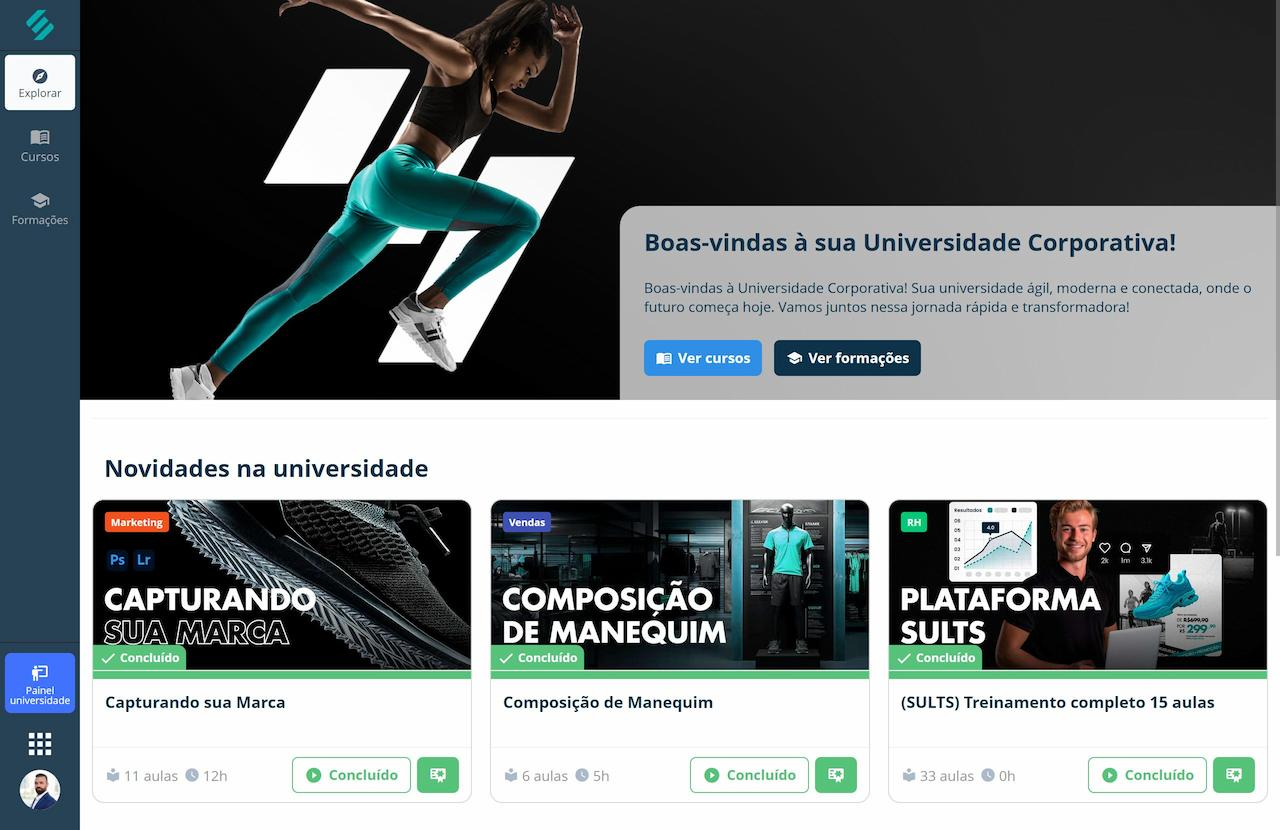 Painel da Universidade Corporativa com cursos por categoria, progresso de conclusão e catálogo de formações disponíveis para equipes de loja