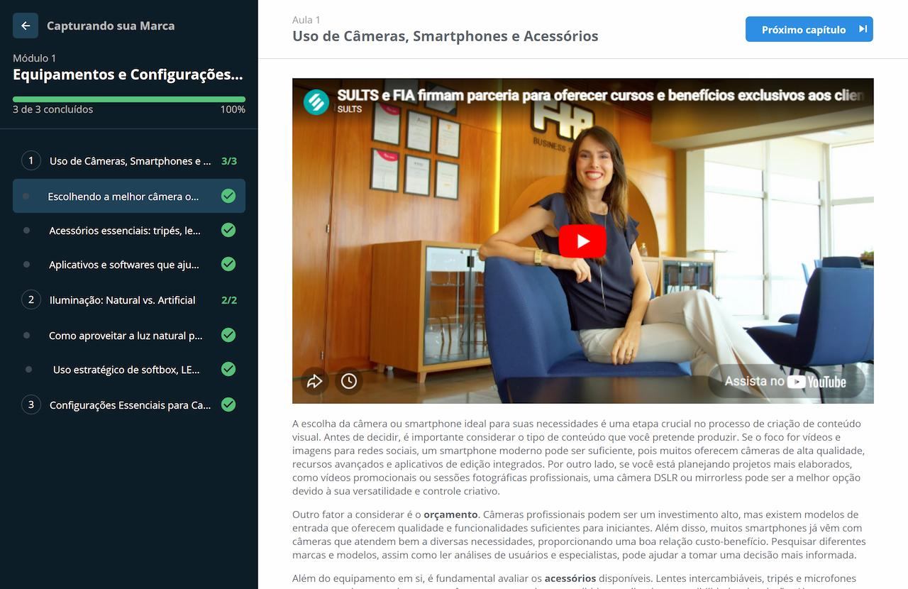 Tela de aula com videoaula, trilha de módulos com progresso, conteúdo textual complementar e navegação por capítulos